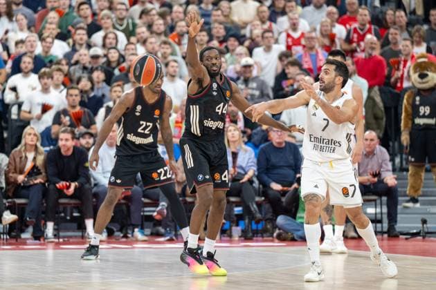 Kamar Baldwin 44 FC Bayern Basketball in duel with Facundo Campazzo 7 Real Madrid , FC Bayern Basketball vs Real Madrid, EuroLeague 7 Matchday, 28 10 2025 Munich Bavaria Germany Copyright: xkolbert-press UlrichxGamelx