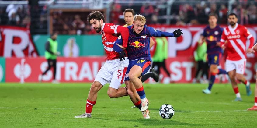 Cottbus RB Leipzig DFB Pokal Cottbus, 28 10 2025, Stadion der Freundschaft, DFB Pokal, Round 2 , FC Energie Cottbus vs RB Leipzig , In the picture from left Dominik Pelivan 5 , Cottbus , Xaver Schlager 24, RB Leipzig ,