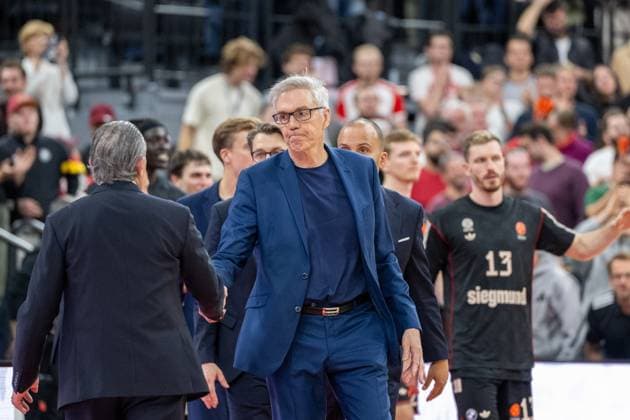 Head coach Gordon Herbert FC Bayern Basketball says goodbye to head coach Sergio Scariolo Real Madrid , FC Bayern Basketball vs Real Madrid, EuroLeague 7 Matchday, 28 10 2025 Munich Bavaria Germany Copyright: xkolbert-press UlrichxGamelx