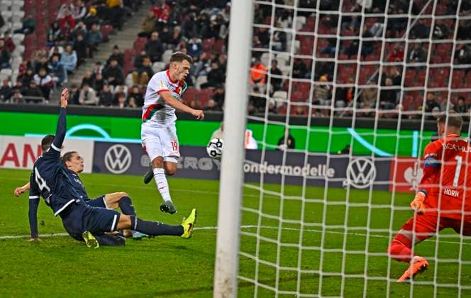 28 10 2025, Football DFB Cup 2025 2026, 2nd round, FC Augsburg VfL Bochum, in the WWK Arena Augsburg Robin Fellhauer Augsburg against goalkeeper Timo Horn VfL Bochum DFL and DFB regulations prohibit any use of photographs as image sequences and or quasi video