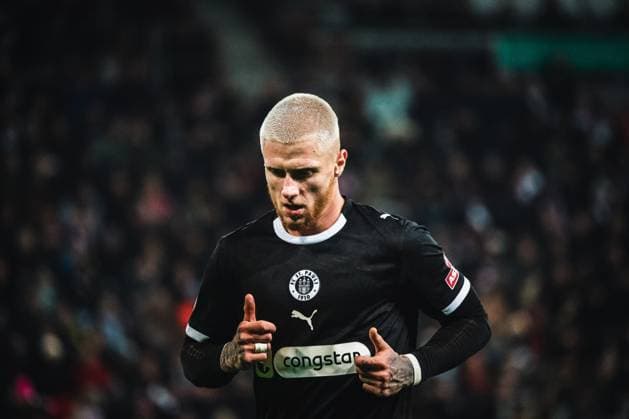 HAMBURG, GERMANY - OCTOBER 28: Louis Oppie (FC St. Pauli, 23) during the DFB-Pokal match between DFB-Pokal: St. Pauli vs. TSG Hoffenheim at Millerntor-Stadion on round 2 of the DFB-Pokal on October 28, 2025 in Hamburg, Germany. DFL REGULATIONS PROHIBIT ANY USE OF PHOTOGRAPHS AS IMAGE SEQUENCES AND OR QUASI-VIDEO. Hamburg Germany Copyright: xBEAUTIFULxSPORTS Tonhäuserx