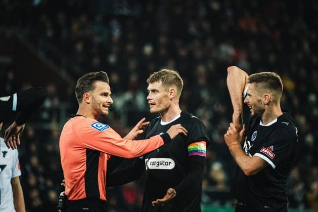 HAMBURG, GERMANY - OCTOBER 28: Hauke Wahl (FC St. Pauli, 5) is discussing over a possible handball with Daniel Schlager during the DFB-Pokal match between DFB-Pokal: St. Pauli vs. TSG Hoffenheim at Millerntor-Stadion on round 2 of the DFB-Pokal on October 28, 2025 in Hamburg, Germany. DFL REGULATIONS PROHIBIT ANY USE OF PHOTOGRAPHS AS IMAGE SEQUENCES AND OR QUASI-VIDEO. Hamburg Germany Copyright: xBEAUTIFULxSPORTS Tonhäuserx