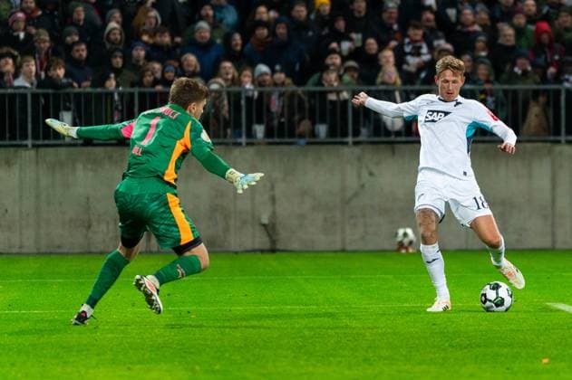 Wouter Burger TSG 1899 Hoffenheim, 18 Goal shot goal chance against goalkeeper Ben Voll FC St Pauli, 01 Offside, GER, FC St Pauli vs TSG 1899 Hoffenheim, Football, DFB Pokal, 2 Round, Season 2025 2026, 28 10 2025 DFL REGULATES PROHIBIT ANY USE OF PHOTOGRAPHS AS IMAGE SEQUENCES AND OR QUASI VIDEO GER, FC St Pauli vs TSG 1899 Hoffenheim, Football, DFB Pokal, 2nd round, 2025 2026 season, 28 10 2025 Hamburg Copyright: xEibner-Pressefoto MaxxVincenx EP_MVN