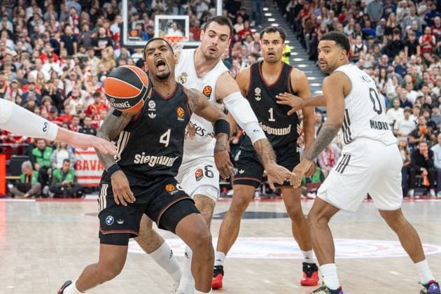 Xavier Rathan Mayes 4 FC Bayern Basketball screams, Alberto Abalde 6 Real Madrid , FC Bayern Basketball vs Real Madrid, EuroLeague 7 Matchday, 28 10 2025 Munich Bavaria Germany Copyright: xkolbert-press UlrichxGamelx
