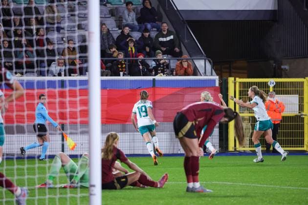 251028 BELGIUM VS IRELAND Irish players celebrating the goal of Abbie Larkin (19) of Ireland (2-1) during a female soccer match between women™s national teams of Belgium, called Red Flames and Ireland, 2025-2026 season of UEFA Women™s Nations League Promotion relegation play-off , on Tuesday 28 October 2025, in Leuven, BELGIUM . PHOTO SPORTPIX Sevil OKTEM LEUVEN DEN DREEF Vlaams-Brabant Belgium  Copyright: xSportpix.bex xSevilxOktemxSevilxOktemx