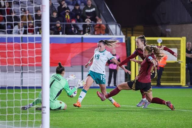 251028 BELGIUM VS IRELAND Abbie Larkin (19) of Ireland has an attempt on goal during a female soccer match between women™s national teams of Belgium, called Red Flames and Ireland, 2025-2026 season of UEFA Women™s Nations League Promotion relegation play-off , on Tuesday 28 October 2025, in Leuven, BELGIUM . PHOTO SPORTPIX Sevil OKTEM LEUVEN DEN DREEF Vlaams-Brabant Belgium  Copyright: xSportpix.bex xSevilxOktemxSevilxOktemx