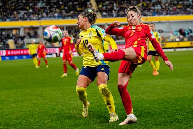 Sweden s Johanna Rytting Kaneryd and Spain s Olga Carmona during the women s football Nations League semi final between Sweden and Spain at Gamla Ullevi in Gothenburg, Sweden, Tuesday, October 28, 2025 GÖTEBORG SWEDEN x9200x  Copyright: xBjörnxLarssonxRosvall TTx NATIONS LEAGUE SEMIFINAL SWEDEN-SPAIN