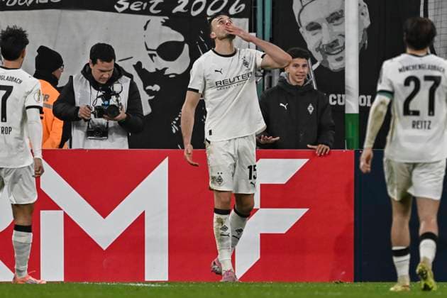 Haris Tabakovic Moenchengladbach 15 cheers after scoring 3 1 28 10 2025 Soccer Borussia Moenchengladbach vs Karlsruher SC, Borussia Park, Moenchengladbach, DFB DFL REGULATIONS PROHIBIT ANY USE OF PHOTOGRAPHS AS IMAGE SEQUENCES AND OR QUASI VIDEO Copyright: xpepphotox xHorstxMauelshagenx pep00321, pep_20251028_hm_183697
