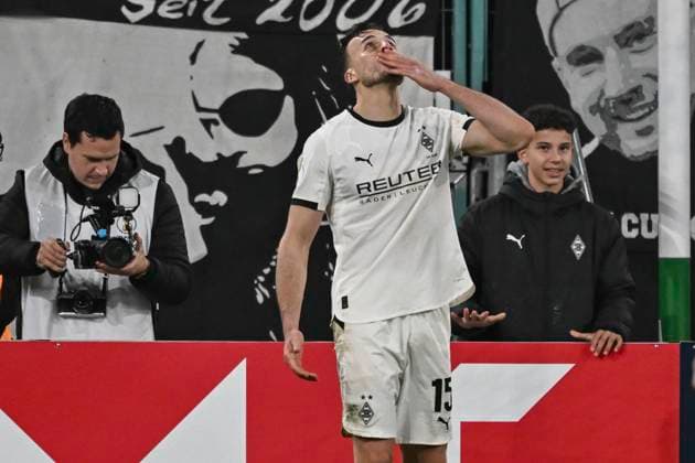 Haris Tabakovic Moenchengladbach 15 cheers after scoring 3 1 28 10 2025 Soccer Borussia Moenchengladbach vs Karlsruher SC, Borussia Park, Moenchengladbach, DFB DFL REGULATIONS PROHIBIT ANY USE OF PHOTOGRAPHS AS IMAGE SEQUENCES AND OR QUASI VIDEO Copyright: xpepphotox xHorstxMauelshagenx pep00321, pep_20251028_hm_183697