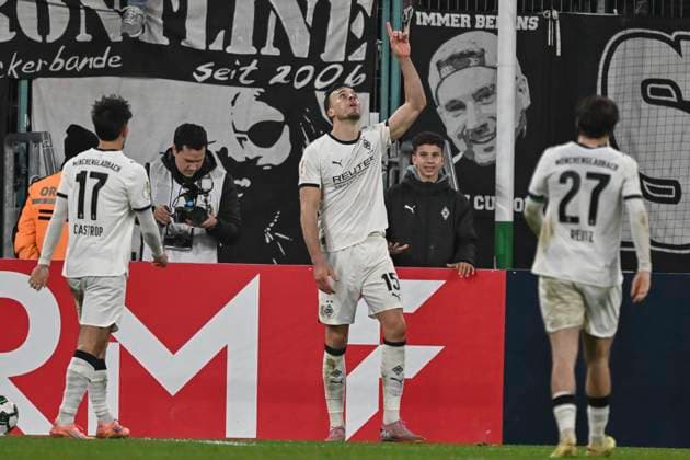 Haris Tabakovic Moenchengladbach 15 cheers after scoring 3 1 28 10 2025 Soccer Borussia Moenchengladbach vs Karlsruher SC, Borussia Park, Moenchengladbach, DFB DFL REGULATIONS PROHIBIT ANY USE OF PHOTOGRAPHS AS IMAGE SEQUENCES AND OR QUASI VIDEO Copyright: xpepphotox xHorstxMauelshagenx pep00321, pep_20251028_hm_183699