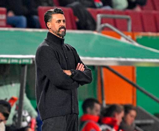 28 10 2025, Football DFB Pokal 2025 2026, 2 Round, FC Augsburg VfL Bochum, in the WWK Arena Augsburg Coach Sandro Wagner FC Augsburg pensive DFL and DFB regulations prohibit any use of photographs as image sequences and or quasi video