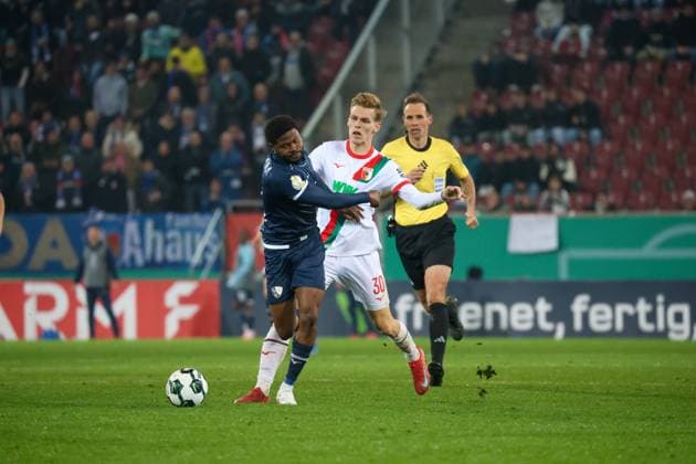 Germany DFB Pokal 2025 26, 2nd round FC Augsburg vs VfL Bochum WWK Arena Augsburg Anton Kade, FC Augsburg, 30 in duel with MoritzBroni Kwarteng Moritz Broni Kwarteng, VfL Bochum, 11 Augsburg WWK Arena Bayern Germany Copyright: xBenedictxChristx