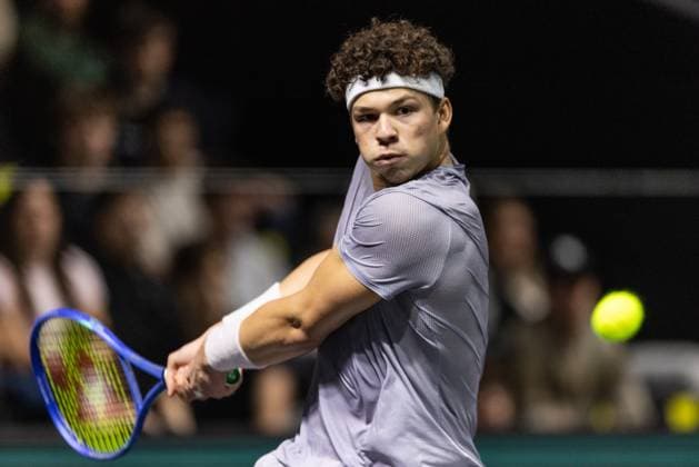 Rolex Paris Masters 2025 - Day Two Ben Shelton (USA) plays against Flavio Cobolli (ITA) in the men s singles match on day two of the Paris ATP, Tennis Herren Masters 1000 tennis tournament at the Paris La Defense Arena in Nanterre, on the outskirts of Paris, on october 28, 2025. Paris France  Copyright: xIbrahimxEzzatx originalFilename:ezzat-notitle251028_npwPi.jpg