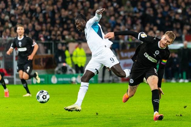 Ihlas Bebou TSG 1899 Hoffenheim, 09 in duel, fight for the ball with Eric Smith FC St Pauli, 08 , GER, FC St Pauli vs TSG 1899 Hoffenheim, Football, DFB Pokal, 2 Round, Season 2025 2026, 28 10 2025 DFL REGULATES PROHIBIT ANY USE OF PHOTOGRAPHS AS IMAGE SEQUENCES AND OR QUASI VIDEO GER, FC St Pauli vs TSG 1899 Hoffenheim, Football, DFB Pokal, 2nd round, 2025 2026 season, 28 10 2025 Hamburg Copyright: xEibner-Pressefoto MaxxVincenx EP_MVN