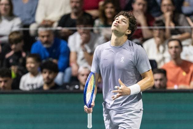 Rolex Paris Masters 2025 - Day Two Ben Shelton (USA) plays against Flavio Cobolli (ITA) in the men s singles match on day two of the Paris ATP, Tennis Herren Masters 1000 tennis tournament at the Paris La Defense Arena in Nanterre, on the outskirts of Paris, on october 28, 2025. Paris France  Copyright: xIbrahimxEzzatx originalFilename:ezzat-notitle251028_npV9P.jpg