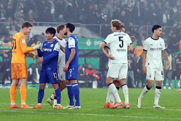28 10 2025, xrekx, Fußball DFB Pokal 2 Runde, Borussia Moenchengladbach Karlsruher SC v l Spielende Moritz Nicolas Borussia Moenchengladbach Marvin Friedrich Borussia Moenchengladbach Mannschaft, Spieler, jubeln nach Spielende, Team, Player, celebrate at the end of the match DFL DFB REGULATIONS PROHIBIT ANY USE OF PHOTOGRAPHS as IMAGE SEQUENCES and or QUASI VIDEO Moenchengladbach