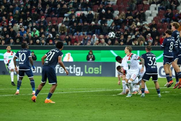 Alexis Claude Maurice 20 FC Augsburg with a free kick that Timo Horn 1 VfL Bochum saves on the line, FC Augsburg vs VfL Bochum 1848, Football, Men, DFL, DFB Pokal, Season 2025 2026, WWK Arena, Second round, 28 10 2025 Augsburg Bayern Germany Copyright: xkolbert-press MartinxAgüerax