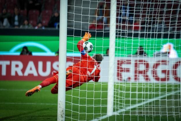 Alexis Claude Maurice 20 FC Augsburg with a free kick that Timo Horn 1 VfL Bochum saves on the line, FC Augsburg vs VfL Bochum 1848, Football, Men, DFL, DFB Pokal, Season 2025 2026, WWK Arena, Second round, 28 10 2025 Augsburg Bayern Germany Copyright: xkolbert-press MartinxAgüerax
