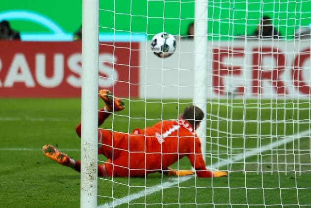 Alexis Claude Maurice 20 FC Augsburg with a free kick that Timo Horn 1 VfL Bochum saves on the line, FC Augsburg vs VfL Bochum 1848, Football, Men, DFL, DFB Pokal, Season 2025 2026, WWK Arena, Second round, 28 10 2025 Augsburg Bayern Germany Copyright: xkolbert-press MartinxAgüerax