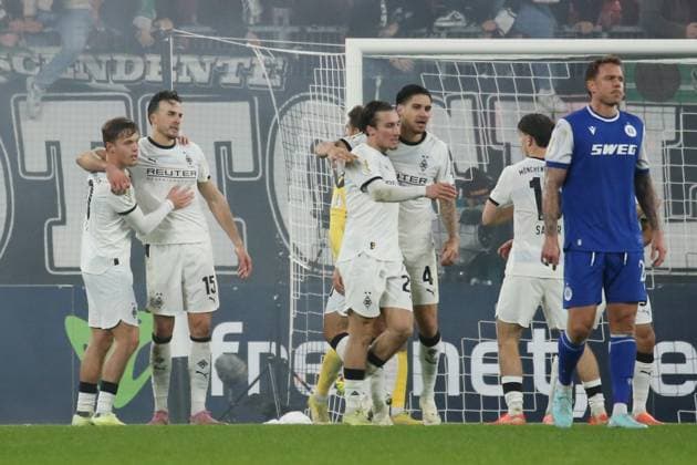 Mönchengladbach, Germany 28 October 2025 DFB Pokal 2025 2026 Borussia Mönchengladbach vs Karlsruher SC In picture 2 from left Haris Tabakovic BMG cheers with his teammates after his goal for 3 1, DFB regulations prohibit any use of photographs as image sequences and or quasi video Borussia Park Nordrhein Westfalen Copyright: xFotostandx xvanxderxVeldenx