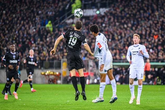 Soccer I Men I Season 2025 2026 I DFB Cup I 2 Round I FC St Pauli TSG 1899 Hoffenheim I 28 10 2025 Martijn Kaars 19, FC St Pauli , Bernardo 13, TSG 1899 Hoffenheim Hamburg Millerntor Stadion Hamburg Germany Copyright: xLobecax xHenningxRohlfsx