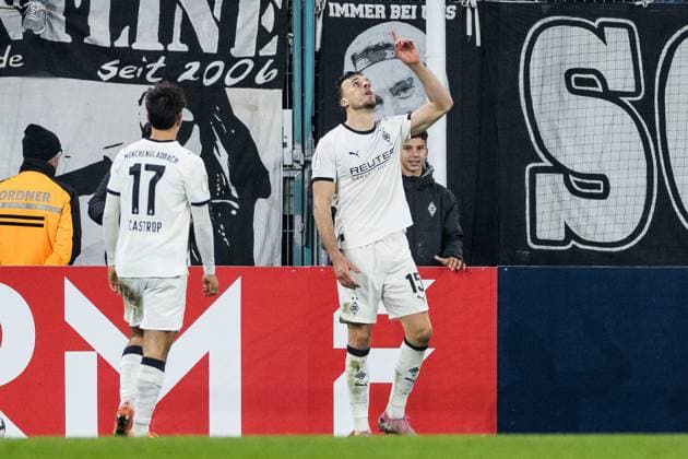 MOENCHENGLADBACH, GERMANY - OCTOBER 28: Haris Tabakovic (Borussia Moenchengladbach, 15) celebrates scoring the 3:1 goal during the DFB Pokal match between Borussia Moenchengladbach vs. Karlsruher SC at Borussia Park on matchday 2 of DFB Pokal on October 28, 2025 in Moenchengladbach, Germany. DFB REGULATIONS PROHIBIT ANY USE OF PHOTOGRAPHS AS IMAGE SEQUENCES AND OR QUASI-VIDEO. North Rhine Westphalia Germany Copyright: xBEAUTIFULxSPORTS Wunderlx