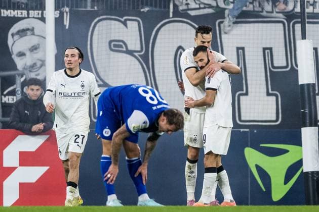 MOENCHENGLADBACH, GERMANY - OCTOBER 28: Haris Tabakovic (Borussia Moenchengladbach, 15) celebrates scoring the 3:1 goal during the DFB Pokal match between Borussia Moenchengladbach vs. Karlsruher SC at Borussia Park on matchday 2 of DFB Pokal on October 28, 2025 in Moenchengladbach, Germany. DFB REGULATIONS PROHIBIT ANY USE OF PHOTOGRAPHS AS IMAGE SEQUENCES AND OR QUASI-VIDEO. North Rhine Westphalia Germany Copyright: xBEAUTIFULxSPORTS Wunderlx
