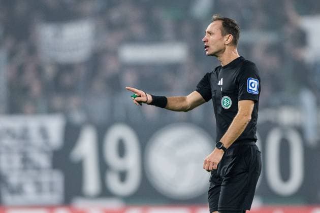 MOENCHENGLADBACH, GERMANY - OCTOBER 28: Referee Bastian Dankert during the DFB Pokal match between Borussia Moenchengladbach vs. Karlsruher SC at Borussia Park on matchday 2 of DFB Pokal on October 28, 2025 in Moenchengladbach, Germany. DFB REGULATIONS PROHIBIT ANY USE OF PHOTOGRAPHS AS IMAGE SEQUENCES AND OR QUASI-VIDEO. North Rhine Westphalia Germany Copyright: xBEAUTIFULxSPORTS Wunderlx