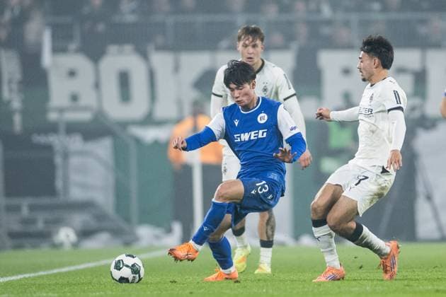 DFB Pokal Borussia Moenchengladbach vs Karlsruher SC, 28 10 2025 MOENCHENGLADBACH, GERMANY OCTOBER 28 Shio Fukada Karlsruher SC, 13 controls the ball against Jens Castrop Borussia Moenchengladbach, 17 during the DFB Pokal match between Borussia Moenchengladbach vs Karlsruher SC at Borussia Park on matchday 2 of DFB Pokal on October 28, 2025 in Moenchengladbach, Germany DFB REGULATIONS PROHIBIT ANY USE OF PHOTOGRAPHS AS IMAGE SEQUENCES AND OR QUASI VIDEO Copyright: xBEAUTIFULxSPORTS Wunderlx