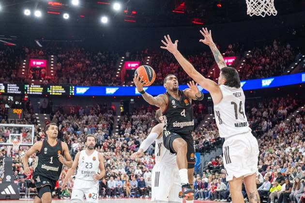 Xavier Rathan Mayes 4 FC Bayern Basketball in duel with Gabriel Deck 14 Real Madrid , FC Bayern Basketball vs Real Madrid, EuroLeague 7 Matchday, 28 10 2025 Munich Bavaria Germany Copyright: xkolbert-press UlrichxGamelx