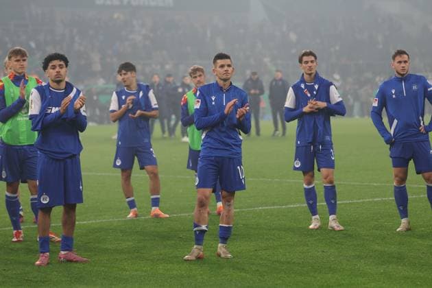 28 10 2025, xrekx, Fußball DFB Pokal 2 Runde, Borussia Moenchengladbach Karlsruher SC v l KSC Mannschaft Marvin Wanitzek Karlsruher SC bedankkt sich bedanken sich bei den Fans, the player thanks the fans for their support DFL DFB REGULATIONS PROHIBIT ANY USE OF PHOTOGRAPHS as IMAGE SEQUENCES and or QUASI VIDEO Moenchengladbach