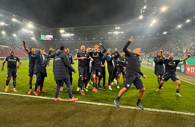 28 10 2025, Football DFB Cup 2025 2026, 2nd round, FC Augsburg VfL Bochum, in the WWK Arena Augsburg The Bochum fans celebrate after the game In front coach Uwe Rösler VfL Bochum DFL and DFB regulations prohibit any use of photographs as image sequences and or quasi video