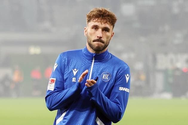 28 10 2025, xrekx, Fußball DFB Pokal 2 Runde, Borussia Moenchengladbach Karlsruher SC v l KSC Mannschaft Marvin Wanitzek Karlsruher SC bedankkt sich bedanken sich bei den Fans, the player thanks the fans for their support DFL DFB REGULATIONS PROHIBIT ANY USE OF PHOTOGRAPHS as IMAGE SEQUENCES and or QUASI VIDEO Moenchengladbach