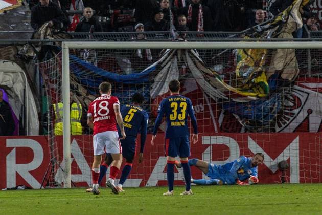 GER, DFB Pokal, 2nd round, FC Energie Cottbus RB Leipzig 28 10 2025, LEAG Energie Stadion, Cottbus, GER, DFB Pokal, 2nd round, FC Energie Cottbus RB Leipzig Erik Engelhardt FC Energie Cottbus 18 with the goal to 1 4 for FC Energie Cottbus, Maarten Vandevoordt RB Leipzig 26 slips the ball through  nordphotoxGmbHxx xAlexanderxTrienitz nph00051