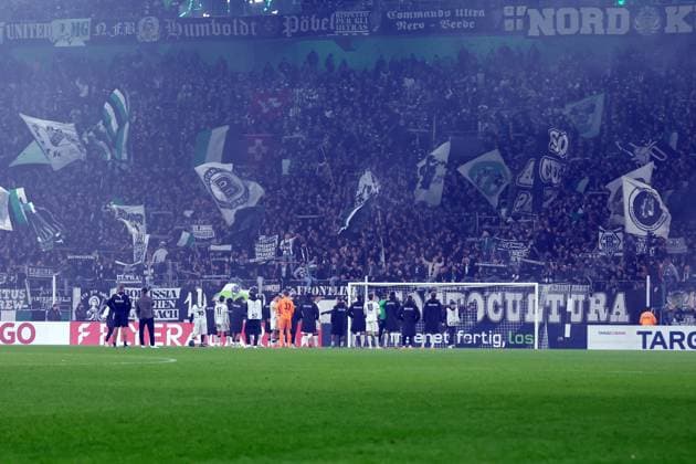 28 10 2025, xrekx, Fußball DFB Pokal 2 Runde, Borussia Moenchengladbach Karlsruher SC v l Gladbach Mannschaft, Spieler, jubeln nach Spielende, Team, Player, celebrate at the end of the match DFL DFB REGULATIONS PROHIBIT ANY USE OF PHOTOGRAPHS as IMAGE SEQUENCES and or QUASI VIDEO Moenchengladbach