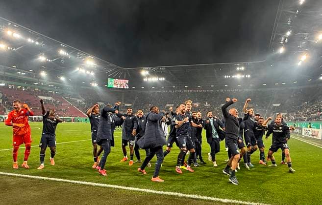 28 10 2025, Football DFB Cup 2025 2026, 2nd round, FC Augsburg VfL Bochum, in the WWK Arena Augsburg The Bochum fans celebrate after the game In front coach Uwe Rösler VfL Bochum DFL and DFB regulations prohibit any use of photographs as image sequences and or quasi video