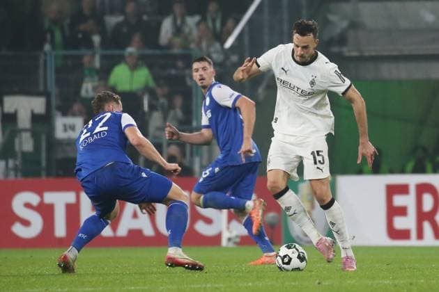 Mönchengladbach, Germany 28 October 2025 DFB Pokal 2025 2026 Borussia Mönchengladbach vs Karlsruher SC In the picture from left in a duel Christoph Kobald KSC and Haris Tabakovic BMG DFB regulations prohibit any use of photographs as image sequences and or quasi video Borussia Park Nordrhein Westfalen Copyright: xFotostandx xvanxderxVeldenx