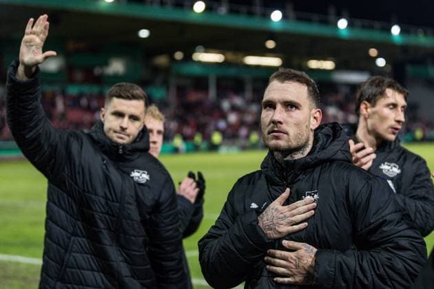 GER, DFB Pokal, 2 Runde, FC Energie Cottbus RB Leipzig 28 10 2025, LEAG Energie Stadion, Cottbus, GER, DFB Pokal, 2 Runde, FC Energie Cottbus RB Leipzig Christoph Baumgartner RB Leipzig 14 , David Raum RB Leipzig 22 thank the fans  nordphotoxGmbHxx xAlexanderxTrienitz nph00051