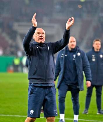 28 10 2025, Football DFB Cup 2025 2026, 2nd round, FC Augsburg VfL Bochum, in the WWK Arena Augsburg The Bochum fans celebrate after the match Here the coach Uwe Rösler VfL Bochum DFL and DFB regulations prohibit any use of photographs as image sequences and or quasi video