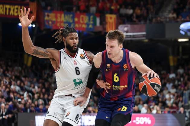 October 28, 2025, Barcelona, Barcelona, Spain: Jan Vesely of FC Barcelona, Barca and Devin Booker of EA7 Emporio Armani in action during the EuroLeague Regular Season Round 7 match played between FC Barcelona and EA7 Emporio Armani Milan at Palau Blaugrana on October 28, 2025 in Barcelona, Spain. Barcelona Spain - ZUMAa181 20251028_zaa_a181_121 Copyright: xJavierxBorregox