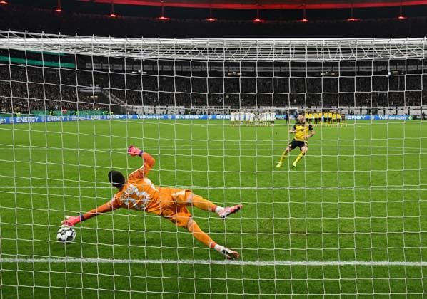28.10.2025, xpsx, Fussball DFB Pokal 2.Runde, Eintracht Frankfurt - Borussia Dortmund v.l. Michael Zetterer (Eintracht Frankfurt), Niklas Suele (Borussia Dortmund) trifft Elfmeter, Strafstoss, Elfmeterschiessen (DFL DFB REGULATIONS PROHIBIT ANY USE OF PHOTOGRAPHS as IMAGE SEQUENCES and or QUASI-VIDEO) Frankfurt am Main *** 28 10 2025, xpsx, Fußball DFB Pokal 2 Runde, Eintracht Frankfurt Borussia Dortmund v l Michael Zetterer Eintracht Frankfurt , Niklas Suele Borussia Dortmund trifft Elfmeter, Strafstoss, Elfmeterschiessen DFL DFB REGULATIONS PROHIBIT ANY USE OF PHOTOGRAPHS as IMAGE SEQUENCES and or QUASI VIDEO Frankfurt am Main