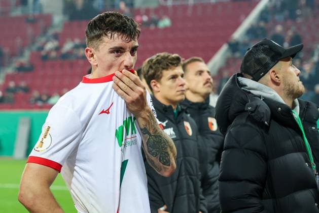 A disappointed Cedric Zesiger 16 FC Augsburg with the fans, with Jeffrey Gouweleeuw 6 FC Augsburg , Finn Dahmen 1 FC Augsburg and Phillip Tietz 21 FC Augsburg , FC Augsburg vs VfL Bochum 1848, Football, Men, DFL, DFB Pokal, Season 2025 2026, WWK Arena, Second round, 28 10 2025 Augsburg Bayern Germany Copyright: xkolbert-press MartinxAgüerax