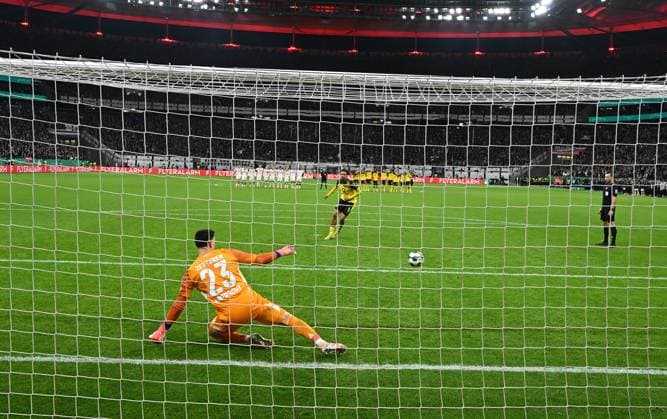28 10 2025, xpsx, Fußball DFB Pokal 2 Runde, Eintracht Frankfurt Borussia Dortmund v l Michael Zetterer Eintracht Frankfurt , Felix Nmecha Borussia Dortmund trifft im Elfmeter, Strafstoss, Elfmeterschiessen DFL DFB REGULATIONS PROHIBIT ANY USE OF PHOTOGRAPHS as IMAGE SEQUENCES and or QUASI VIDEO Frankfurt am Main