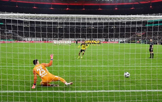 28 10 2025, xpsx, Fußball DFB Pokal 2 Runde, Eintracht Frankfurt Borussia Dortmund v l Michael Zetterer Eintracht Frankfurt , Felix Nmecha Borussia Dortmund trifft im Elfmeter, Strafstoss, Elfmeterschiessen DFL DFB REGULATIONS PROHIBIT ANY USE OF PHOTOGRAPHS as IMAGE SEQUENCES and or QUASI VIDEO Frankfurt am Main
