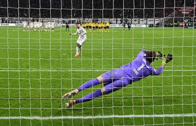 28 10 2025, xpsx, Fußball DFB Pokal 2 Runde, Eintracht Frankfurt Borussia Dortmund v l Fares Chaibi Eintracht Frankfurt misses penalty against Gregor Knobel Borussia Dortmund Elfmeter, Strafstoss, Elfmeterschiessen DFL DFB REGULATIONS PROHIBIT ANY USE OF PHOTOGRAPHS as IMAGE SEQUENCES and or QUASI VIDEO Frankfurt am Main