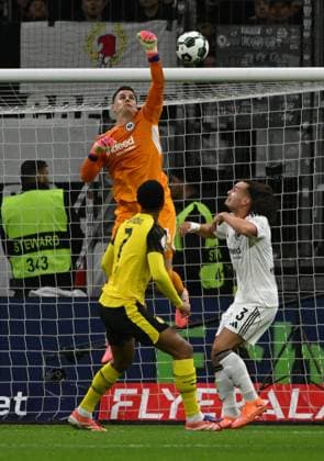 28 10 2025, xpsx, Fußball DFB Pokal 2 Runde, Eintracht Frankfurt Borussia Dortmund v l Jobe Bellingham Borussia Dortmund , Michael Zetterer Eintracht Frankfurt , Arthur Theate Eintracht Frankfurt DFL DFB REGULATIONS PROHIBIT ANY USE OF PHOTOGRAPHS as IMAGE SEQUENCES and or QUASI VIDEO Frankfurt am Main