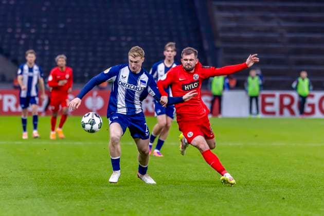 Berlin, Germany 28 October 2025 DFB Pokal 2025 2026 Hertha BSC Berlin vs SV Elversberg Pictured from left in duel Julian Eitschberger Hertha and Lukasz Poreba SVE DFB regulations prohibit any use of photographs as image sequences and or quasi video Olympiastadion Berlin Copyright: xFotostandx xSchäferx