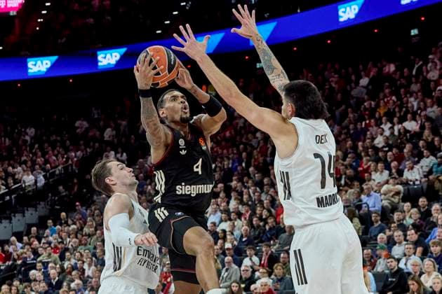 Turkish Airlines EuroLeague Basketball, FC Bayern Munich Basketball vs Real Madrid, Munich FC Bayern Basketball, Munich FC Bayern Basketball, Madrid Real Baloncesto, 2025 10 28 in Munich SAP Garden Foul Real Madrid RATHAN MAYES Xavier FC Bayern Munich Basketball Guard Nr4 BAY4 , HEZONJA Mario Real Madrid Forward Nr 11 RMB11 , DECK Gabriel Real Madrid Forward Nr 14 RMB14 sportworld Munich SAP Garden Bayern Germany
