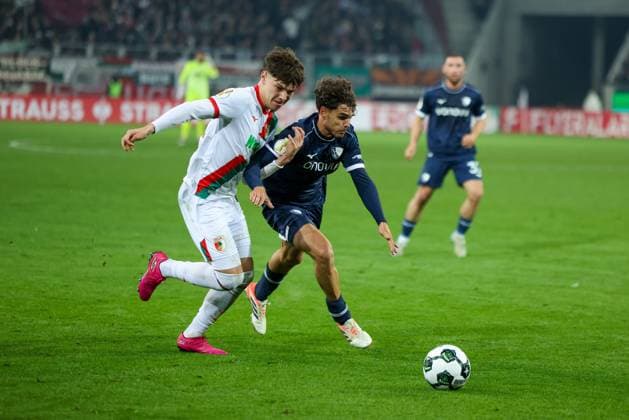 Mert Koemuer 36 FC Augsburg in duel with Kjell Arik Waetjen 8 VfL Bochum , FC Augsburg vs VfL Bochum 1848, Football, Men, DFL, DFB Pokal, Season 2025 2026, WWK Arena, Second Round, 28 10 2025 Augsburg Bayern Germany Copyright: xkolbert-press MartinxAgüerax