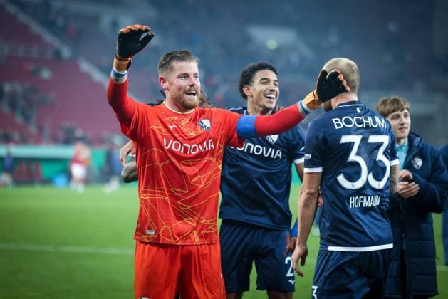 Cheering with the fans after the victory Keeper Timo Horn 1 VfL Bochum and Philipp Hofmann 33 VfL Bochum , FC Augsburg vs VfL Bochum 1848, Football, Men, DFL, DFB Pokal, Season 2025 2026, WWK Arena, Second round, 28 10 2025 Augsburg Bavaria Germany Copyright: xkolbert-press MartinxAgüerax